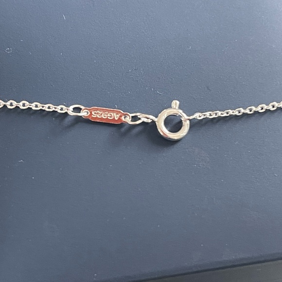 Solid Sterling Silver Classic Style heart necklace - Picture 3 of 11